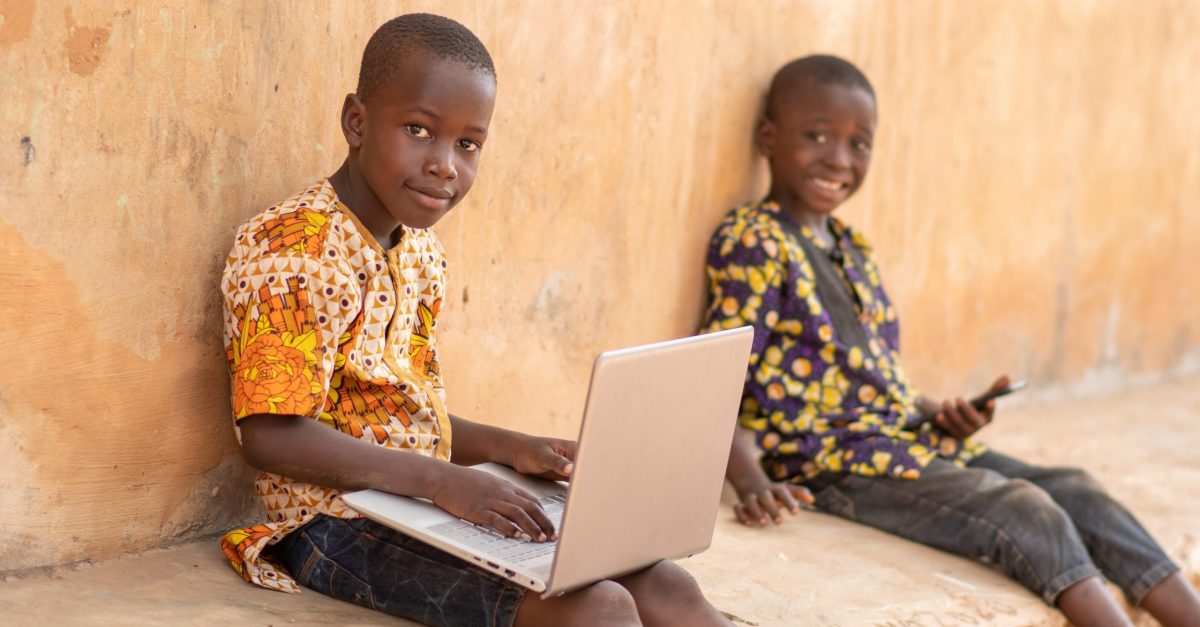 kinderen in Afrika op een laptop